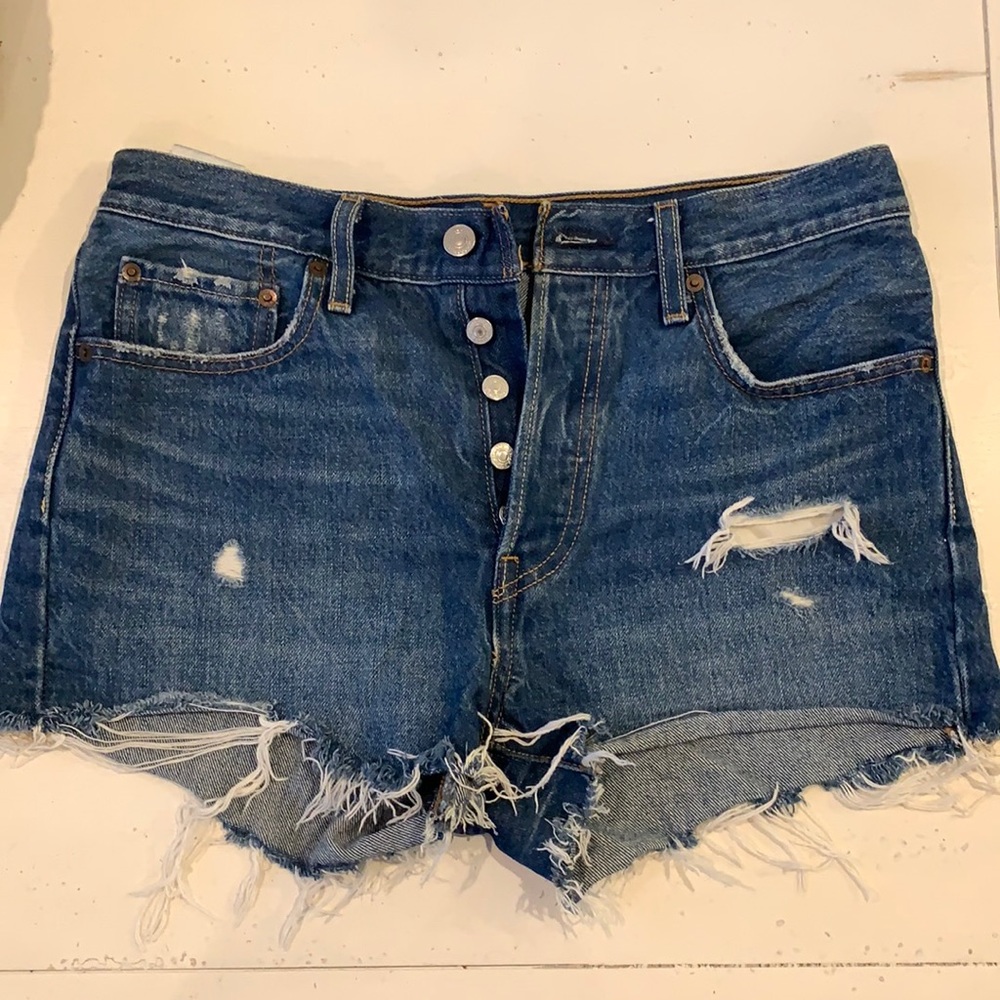 Levi 501 denim shorts in size 27!
